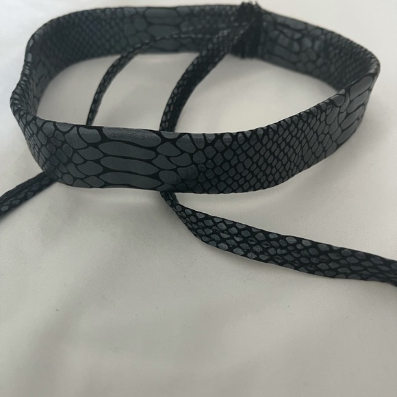 Snakeskin leg wraps - Picture 4 of 4